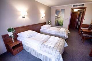 Отель Hotel Badura Вадовице Улучшенный двухместный номер с 2 отдельными кроватями-1