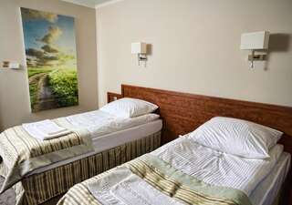 Отель Hotel Badura Вадовице Стандартный двухместный номер с 2 отдельными кроватями-1