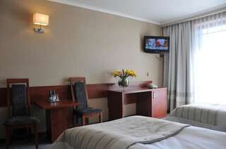 Отель Hotel Badura Вадовице Улучшенный двухместный номер с 2 отдельными кроватями-2