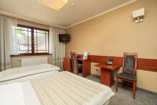 Отель Hotel Badura Вадовице Улучшенный двухместный номер с 2 отдельными кроватями-3