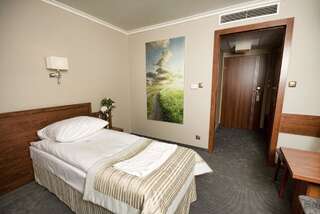 Отель Hotel Badura Вадовице Улучшенный двухместный номер с 2 отдельными кроватями-4